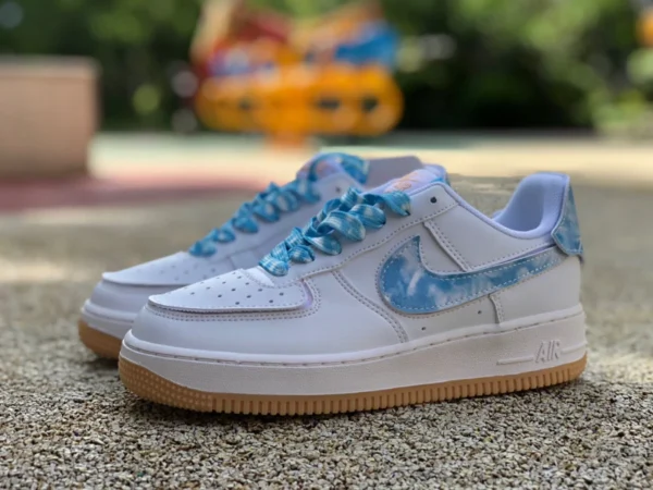 Weißer und blauer AF1-Freizeitschuh aus Rohgummi mit niedrigem Klettverschluss. Nike Air Force1/1 AF1 Freizeitsneaker aus Rohkautschuk in Weiß und Blau DM1020-100