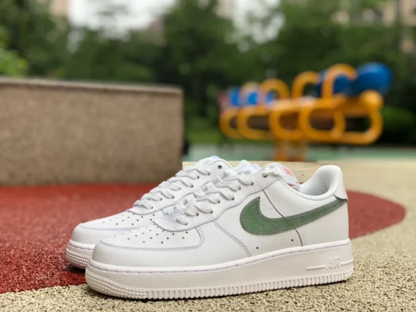 af1 weiß grün heller Haken niedrig Nike Air Force 1 Low 07 AF1 Freizeitsneaker DH4407-101