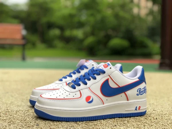 AF1 Pepsi Low Nike Air Force 1'07 Low Pepsi Low-Top-Sneaker Air Force 1 in Weiß, Blau und Rot mit Co-Branding BS8856-113