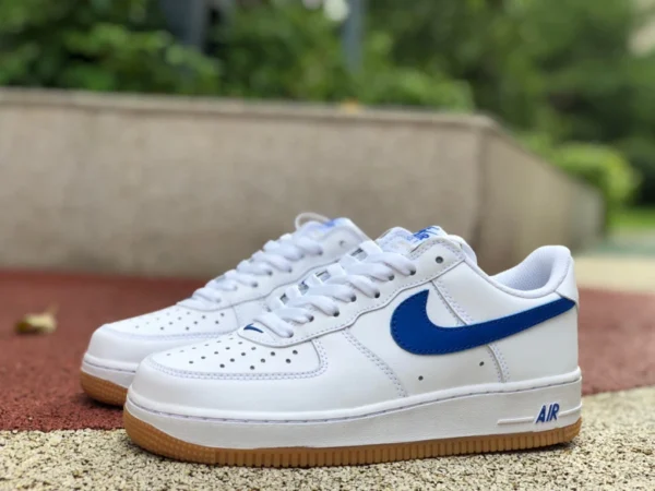 AF1 weißer und blauer Rohgummi-Low Nike Air Force 1 Low „Since 82“ klassische Sport-Sneaker weiß und blau dj3911-101