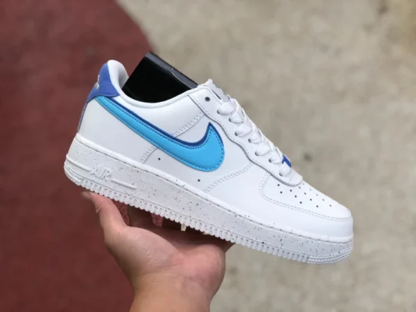 Low-Top-Sneaker „AF1“ mit gestapelten Haken in Weiß und Blau von Nike Air Force 1 AF1 Low-Top-Sneaker „Air Force“ mit gestapelten Haken in Weiß und Blau DQ0359-100