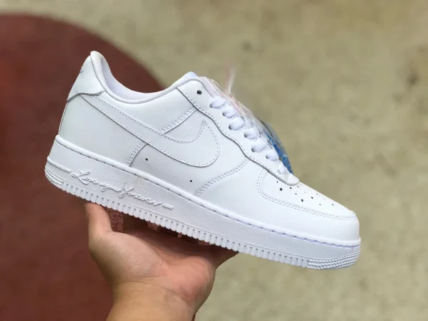 AF1 Drake hat den reinweißen Low Drake x Nike Air Force 1 Low gemeinsam gebrandet. Air Force 1 Drake hat den „Certified Lover Boy“ CZ80 gemeinsam gebrandet