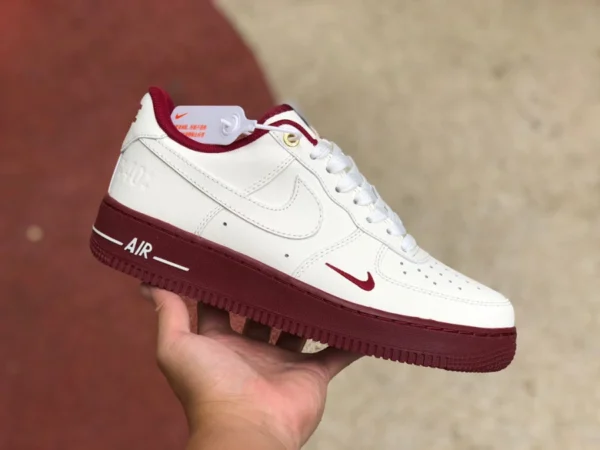 AF1 cremefarbener und roter Low Nike Air Force 1 '07 SE AF1 cremefarbener und roter Air Force One Casual-Sneaker DQ7582-100