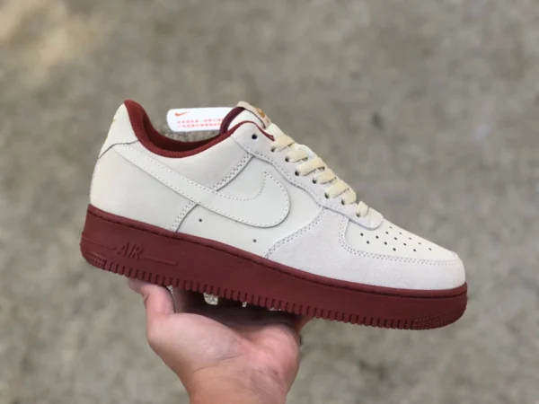 Af1 Low-Top-Sneaker aus cremefarbenem und rotem Wildleder von Nike Air Force 1 07 Air Force One aa1391-111