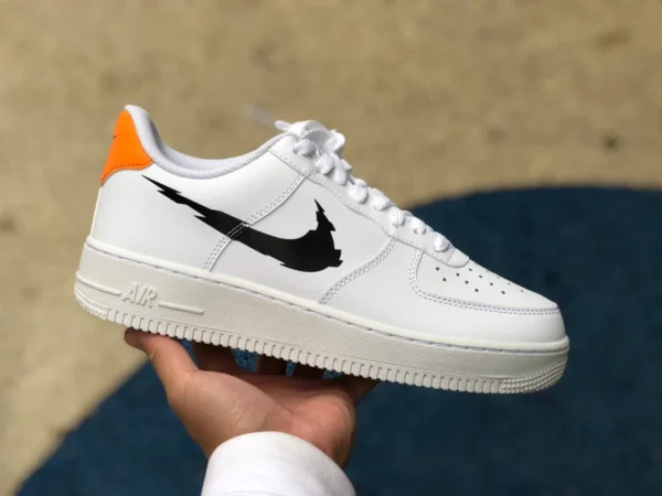 AF1 weiß schwarz orange niedrig Nike Air Force 1 Low „Glitch Swoosh“ Air Force One Sneakers Demnächst erhältlich dv6483-100