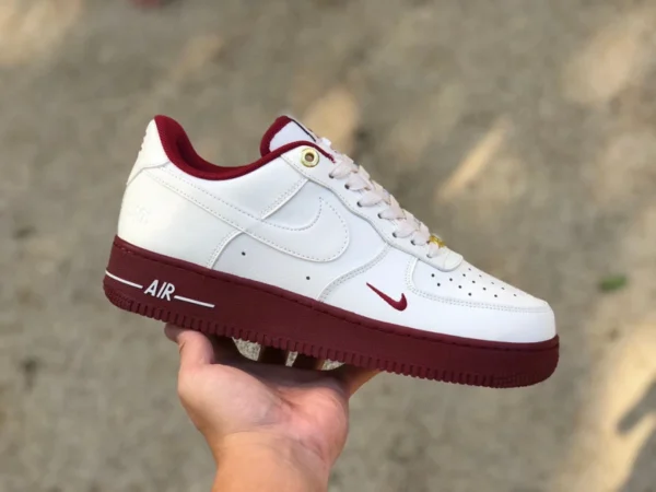 AF1 Rice White Red Low Nike Air Force 1 Nike Air Force AF1 Rice White Red Freizeit-Sneaker zum 40. Jubiläum DQ7582-100