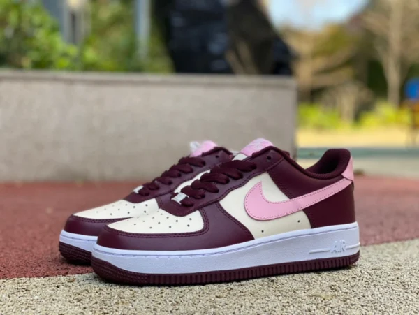 AF1 Weiß-Rosa-Weinrot-Low-Top-Sneaker Nike Air Force 1 AF1 Weiß-Rosa-Weinrot Valentinstag-Low-Top-Sneaker FD9925-161