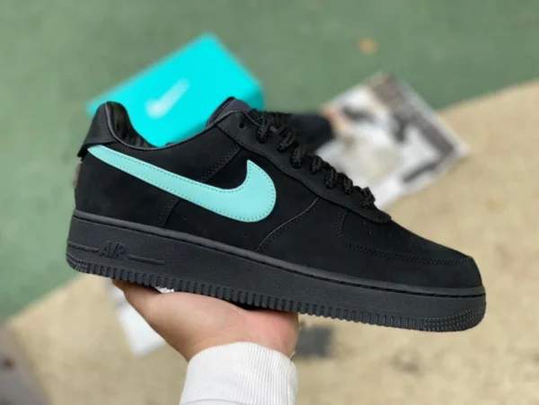 AF1 Tiffany hat reine Original-Tiffany & Co. x Nike Air Force 1 Low mit Tiffany & Co. und Nike Air Force 1 Low mit Tiffany-Co-Branding versehen. Air Force-Sneaker mit Co-Branding