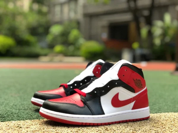 aj1mid mit schwarzer und roter Spitze, reine Original-Air Jordan 1 Mid AJ1 Retro-Basketballschuhe mit schwarzer und roter Spitze, BQ6472-079