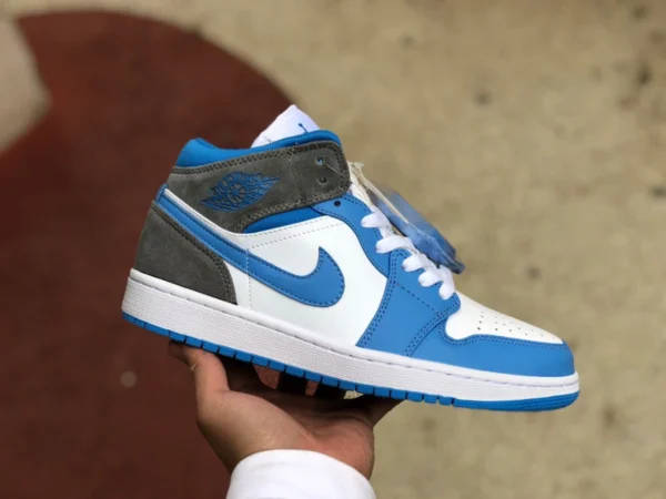 aj1mid weiß blau grau Air Jordan 1 Mid „university Blue“ weiß und blau Retro-Basketballschuhe DX9276-100