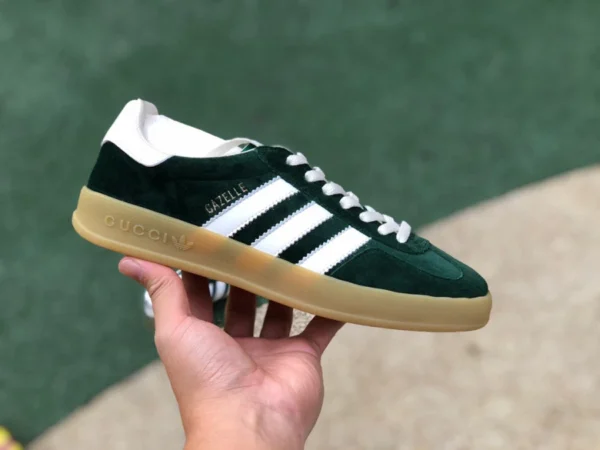 Gucci hat Adidas in Grün und Weiß mit einem Co-Branding versehen. Gucci x Adidas Gucci hat ein Co-Branding mit Adidas Originals Gazelle „Esquisite Gucci“ Antilopen-Serie Low-Top