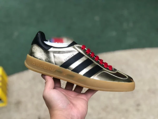 Gucci hat das Co-Branding von Adidas in Gold, Schwarz und Rot durchgeführt. adidas Originals x Gucci Gazelle hat das Co-Branding klassischer Freizeit-Sneaker in Schwarz, Rot und Gold gebrandet