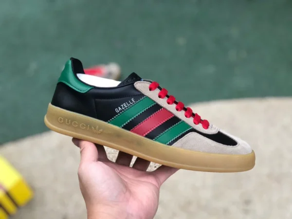 Gucci vereint Adidas in Schwarz, Grün und Braun. adidas Originals x Gucci Gazelle vereint klassische Freizeit-Sneaker in Schwarz, Rot und Gold