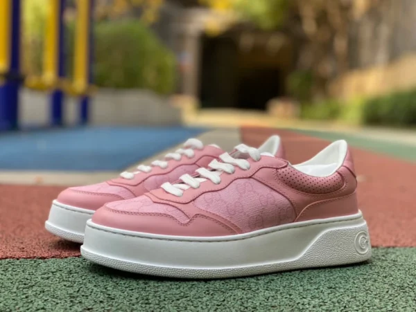 Gucci modische Sneakers mit dicker Sohle aus rosa und weißem GUCC Gucci GG-Leder mit Stickerei