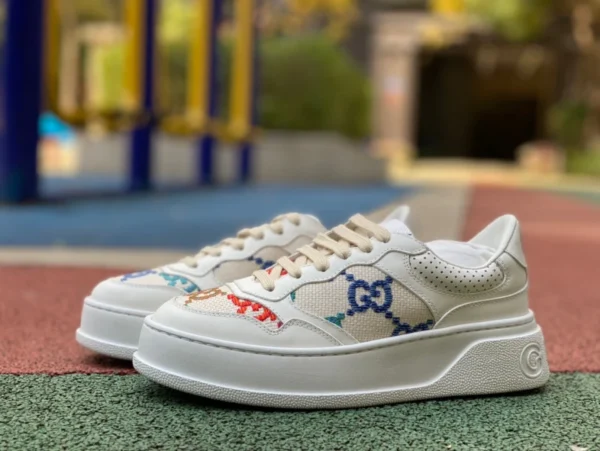 Weiße, bestickte Gucci Gucci GG Mode-Sneaker aus Leder mit dicken Sohlen von Gucci