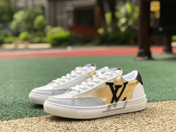 Niedrige LV-Sneaker aus grauem Weißgold von Louis Vuitton. Louis Vuitton CHARLE-Sneaker aus grauem Weißgold