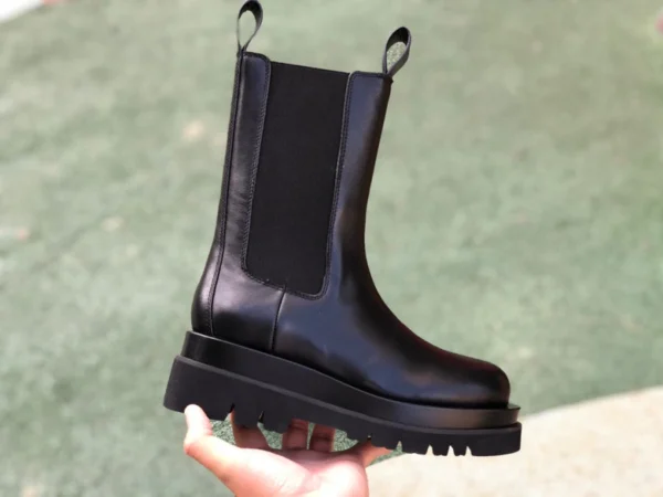 Bottega Veneta High-Top schwarz Bottega Veneta BV Lug Chelsea-Stiefel mit dicken Sohlen für Damen in Schwarz