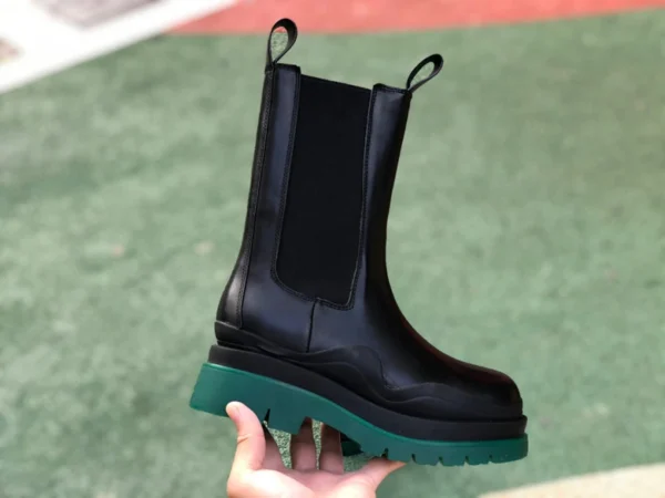 Bottega Veneta High-Top-Chelsea-Stiefel in Schwarz und Grün mit Wellenmuster von Bottega Veneta BV Tire mit dicker Sohle und Zigarettenpfeife für Damen