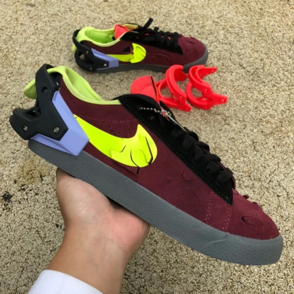 Blazer Low Funktions-Sneaker in Burgunderrot. Acronym x Nike Blazer Low Funktions-Sneaker in Burgunderrot DN2067-DO9373