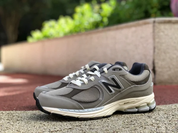 NB2002R graubraun New Balance NB2002R graubraun Graue leichte Freizeitschuhe von New Balance für Herren und Damen M2002RAW