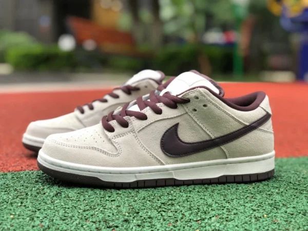 Niedrige Dunk-Sneaker aus dunkelbraunem und grauem Wildleder. Nike Dunk SB Low Desert Sand. Niedrige Turnschuhe aus dunkelbraunem und grauem Wildleder BQ6817-004