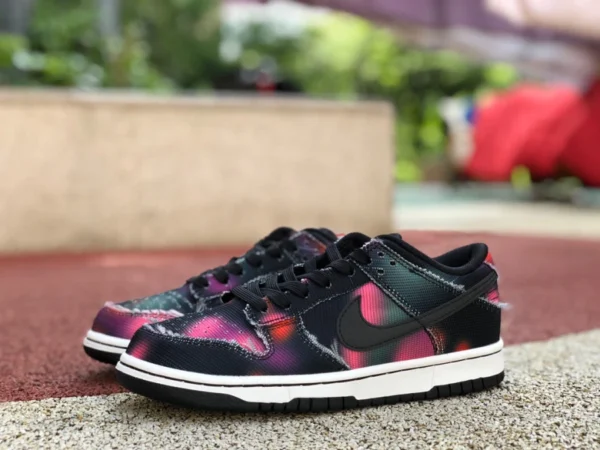 Dunk Low-Top-Sneaker mit Street-Graffiti in Schwarz und Lila Nike Dunk Low Low-Top-Retro-Sneaker mit Street-Graffiti in Schwarz und Lila DM0108-002