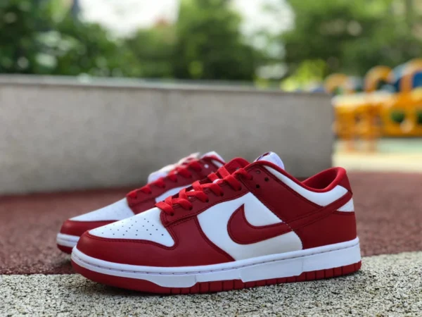 Weißer und roter Low-Top-Skateboardschuh Nike Dunk Low SP „University Red“ in Weiß und Rot CU1727-100