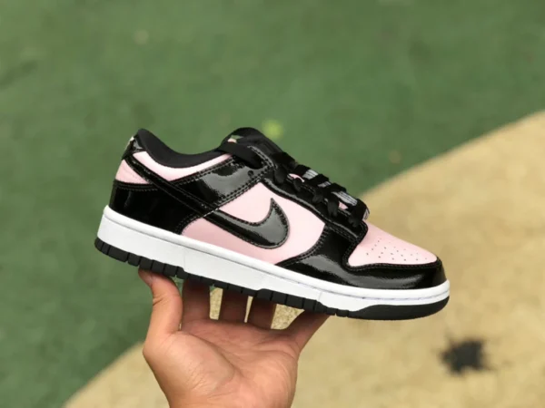 Dunk Low aus schwarzem Lackleder in Pulverform, reiner Original-Sneaker von Nike Dunk Low ESS in Pink, schwarzer Lackleder in Schwarz mit Pulver DJ9955-600