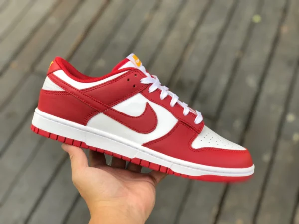 Dunk weiß rot gelb Label reines Original Nike Dunk Low Retro Gym Red weiße und rote Low-Top-Freizeitsneaker DD1391-602