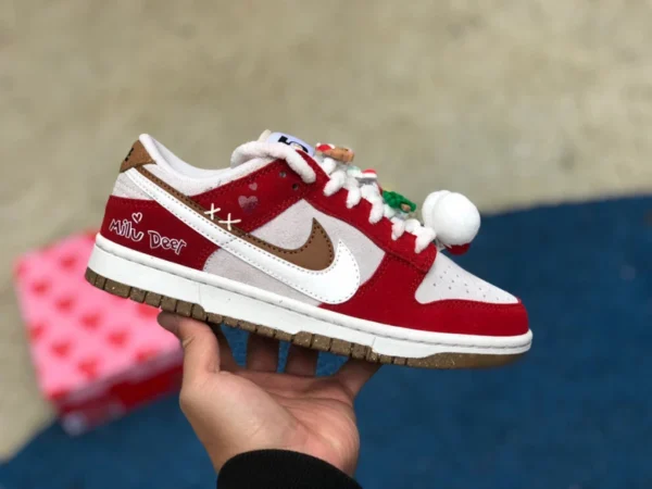 Dunk Christmas weißer und roter Doppelhaken NiKe Dunk Low Christmas limitierte Auflage DO9457-112