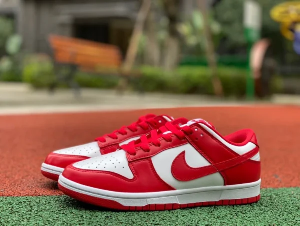 Dunk Low-Top-Sneaker in Weiß und Rot Nike Dunk Low SP University Low-Top-Freizeitsneaker für Herren und Damen in Weiß und Rot CU1727-100