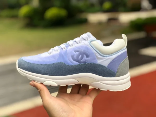 CHANEL Himmelblau CHANEL Sport-Laufschuhe aus Kalbsleder-Nylon mit Wildledereffekt für Damen Himmelblau