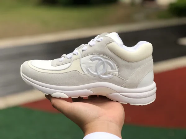 Chanel reinweiß CHANEL Sportlaufschuhe aus Kalbsleder-Nylon mit Wildledereffekt für Damen reinweiß