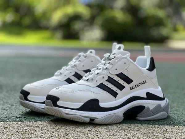 Balenciaga hat die Adidas White Balenciaga x Adidas Clover Triple S Dad-Schuhe mit dem Co-Branding versehen. Balenciaga-Sneaker