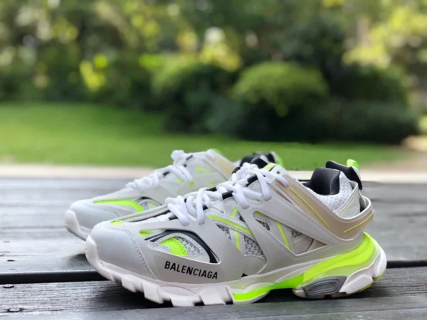 Balenciaga 3.0 weiß fluoreszierend grün Balenciaga Triple S Papa-Schuhe Balenciaga