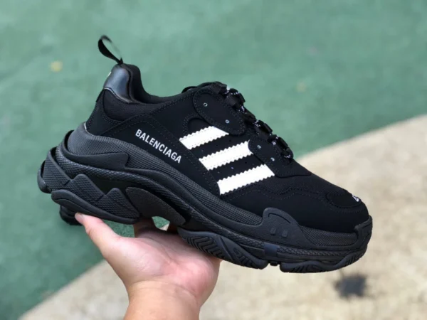 Balenciaga war Co-Branding von Adidas in Schwarz und Weiß, Balenciaga x Adidas Kleeblatt, Triple S-Dad-Schuhen, Balenciaga-Sneakern