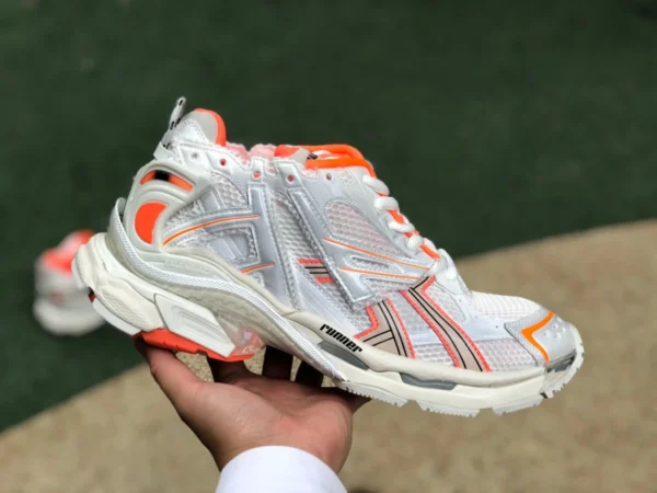 Balenciaga Laufschuhe weiß und orange Balenciaga Balenciaga Runner modische Schnürsneaker weiß und orange