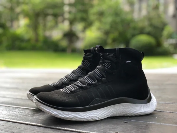 Under Armour Curry 4. Generation schwarz und weiß Under Armour Curry 4 Flotro Curry 4. Generation Nachbildung von praktischen, verschleißfesten High-Top-Basketballschuhen 3024861-001