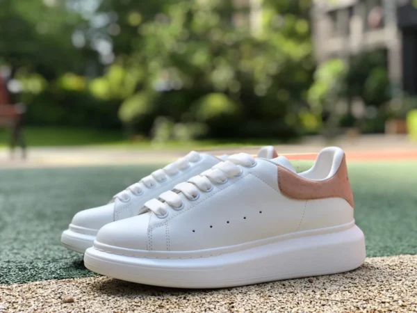 McQueen rosa Samtschwanz Alexander McQueen weiße Schuhe