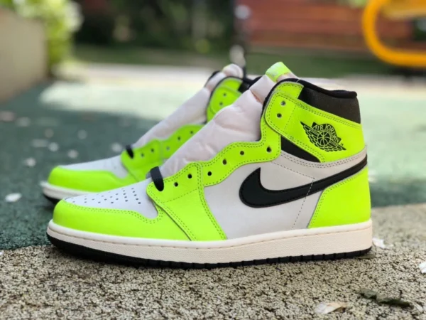 aj1 fluoreszierend grün rein original Air Jordan 1 High OG „Volt“ 555088-702