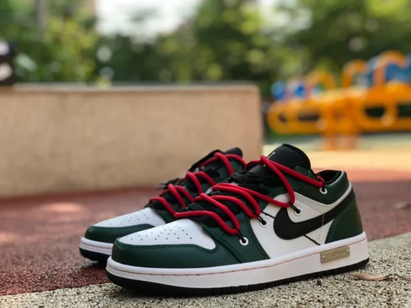 aj1 Riemchenschuhe mit weißer und grüner Zehenpartie Air Jordan 1 Low „Chicago“ dekonstruierte weiße und grüne Riemchenschuhe 553560-062