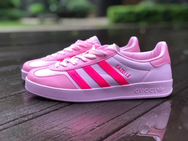 Gucci hat Adidas Pink mit einem Co-Branding versehen. Gucci x Adidas Gucci hat ein Co-Branding mit Adidas Originals Gazelle „Esquisite Gucci“ Antilopen-Serie Low-Top