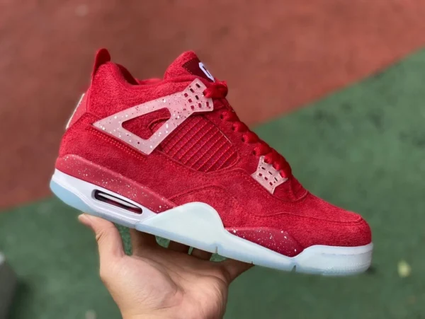 aj4 University of Oklahoma Air Jordan 4 University of Oklahoma PE Die Zunge des Schuhs ist mit dem Schullogo von OU bestickt, um die Identität hervorzuheben. Schließlich ist er mit eisblauem Kristall versehen.