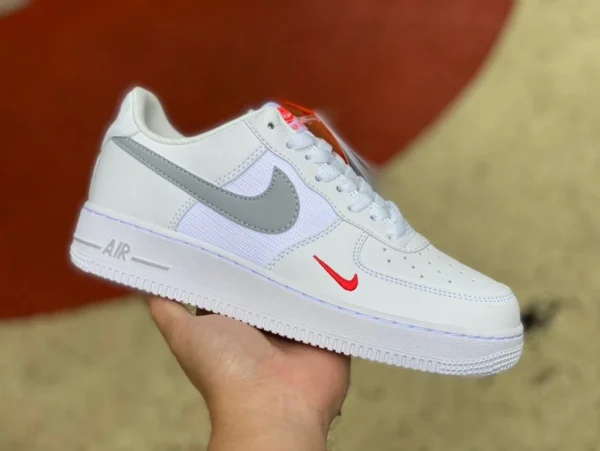 AF1 weiß grauer Haken kleiner roter Haken niedrig Nike Air Force 1 Low AF1 Low-Top-Freizeitsneaker fd9772-100