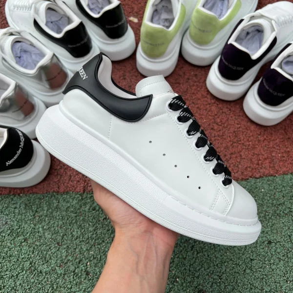 McQueen weiß und schwarz gute Produkte Fabrikgewinn, kleine Gewinne, aber schneller Umsatz Ale Xander McQueen Alexander McQueen lässige Mode-Sneaker