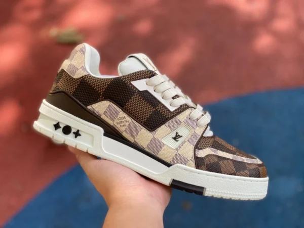 Subversive LV-Schachbrettmuster-Version der Louis Vuitton Trainer-Modesneaker von Louis Vuitton