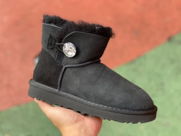 UGG Short Black Diamond UGG Bailey Mini Bailey Button 11 Boot Kurze Schneestiefel aus Schaffell und Samt