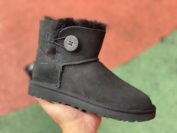 Kurze schwarze UGG Bailey-Schneestiefel aus Lammfell und Samt für Damen