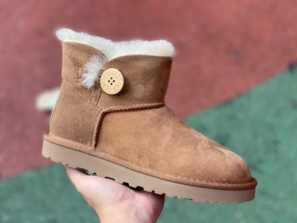 Kurze braune UGG Bailey-Schneestiefel aus Lammfell und Samt für Damen