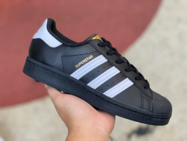 Adidas Gold Label Shell Toe Schwarz Die trendigen Avantgarde-Sneaker von Adidas Originals Superstar Shell Toe sind die gleichen wie EG4959